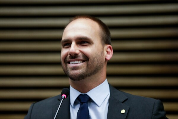 Aliados de Bolsonaro celebran la compra de Twitter por Elon Musk - MarketData