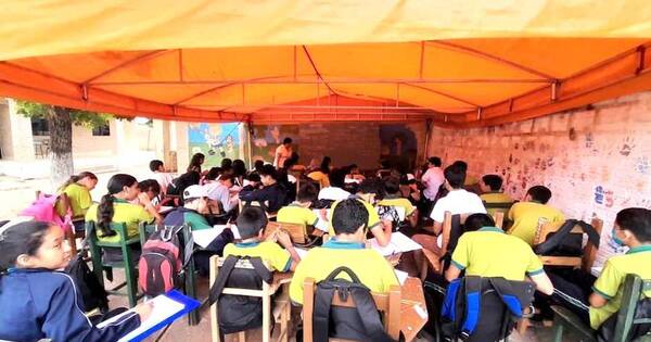 La Nación / Alumnos venden comida para construir tres aulas