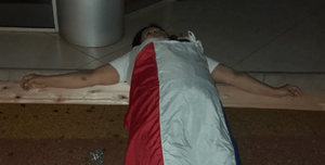 Funcionaria se crucifica frente a Municipalidad para denunciar discriminación - Noticiero Paraguay