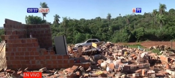 Furioso temporal derrumba vivienda de una familia en Areguá - PARAGUAYPE.COM