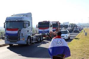 Diario HOY | Camioneros seguirán al costado de las rutas hasta que se apruebe proyecto