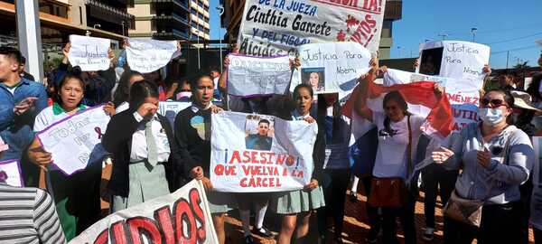 Familiares y amigos de víctima de feminicidio y exigen la destitución de jueza y fiscal - La Clave