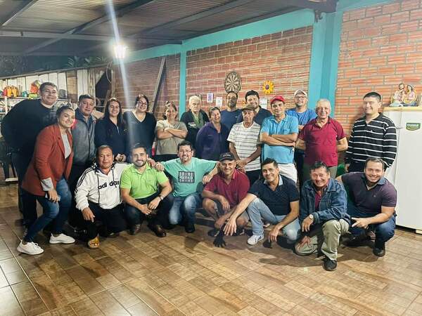 Vidal Vázquez en constante conversatorio con la gente - La Clave