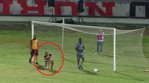 Hincha entra al campo y le enseña al arquero cómo atajar - La Prensa Futbolera