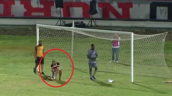 Hincha entra al campo y le enseña al arquero cómo atajar - La Prensa Futbolera