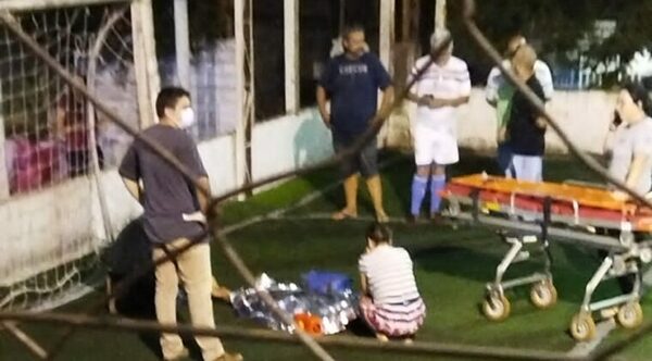 Un niño de 11 años murió en una cancha de fútbol luego de que el arco le cayera sobre la cabeza