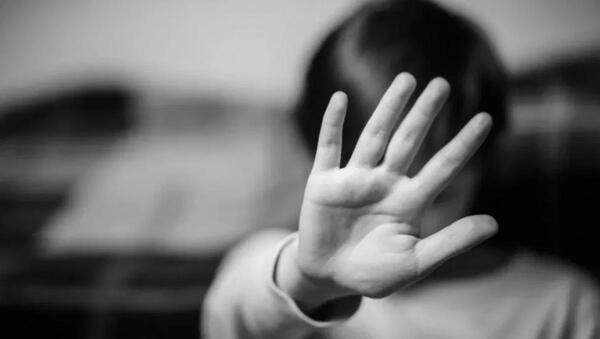 Un hombre de 81 años abusaba sexualmente de su hijastra que no puede caminar, pero por su edad no podrá ir preso