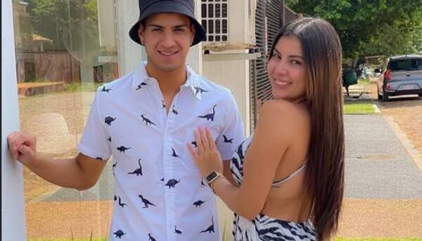 Crónica / ¡Kóa lístoma! Con una foto, novia de Luis Zárate mostró que siguen juntos