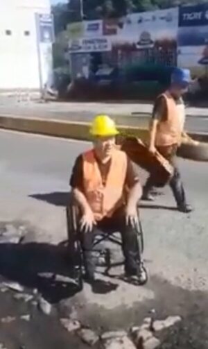 Ante inoperancia de la Municipalidad, vecinos se autogestionan y reparan avenida Cacique Lambaré - Nacionales - ABC Color