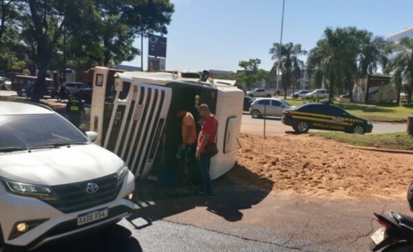Choque de camiones deja uno de ellos tumbado y con su carga derramada