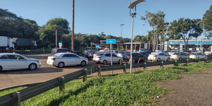 Prolongadas filas de vehículos por huelga en aduana de Puerto Yguazú - La Clave