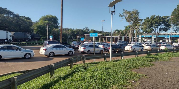Prolongadas filas de vehículos por huelga en aduana de Puerto Yguazú - La Clave