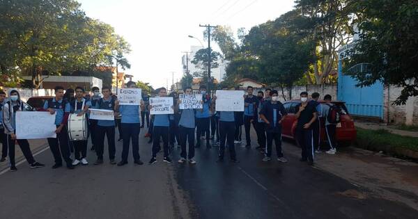 La Nación / Estudiantes se manifiestan por falta de docente en Limpio