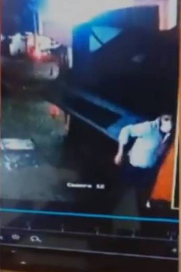 Crónica / [VÍDEO] Chupó, comió, se alzó con algunos juguetes tie’ŷ y se rajó del motel