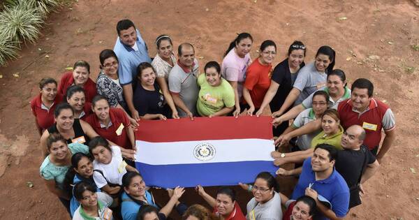 La Nación / “Profes que dejan huellas”: Dequení rinde homenaje a docentes