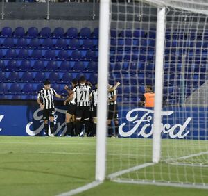 Libertad vs. Paranaense: El “Guma” sigue cumpliendo de local - Libertad - ABC Color