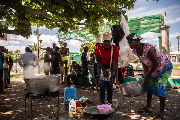Cientos de familias huyen de la violencia de las bandas en Puerto Príncipe - Mundo - ABC Color