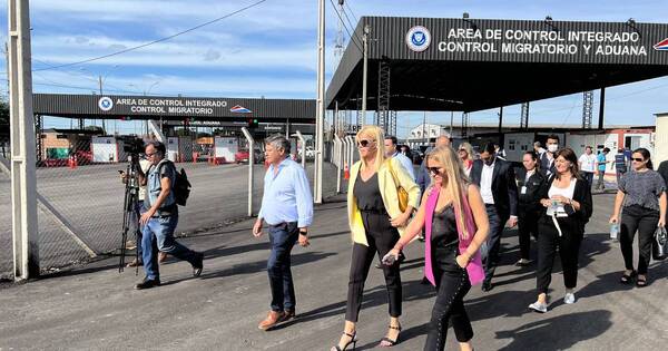 La Nación / Directoras de Migraciones de Paraguay y Argentina verificaron cruce fronterizo de Puerto Falcón