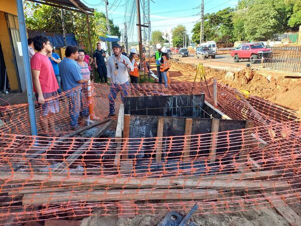 Túnel de Tres Bocas: vecinos rechazan instalación de columnas de alta tensión frente a sus casas - Nacionales - ABC Color