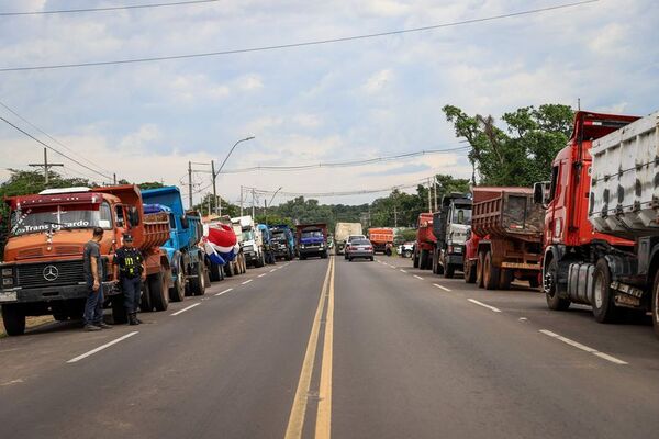 Camioneros continuarán con protesta en rutas a pesar de promulgación de ley de combustibles - Nacionales - ABC Color