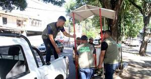 La Nación / Retiran mesas y otros que ocupaban paseo