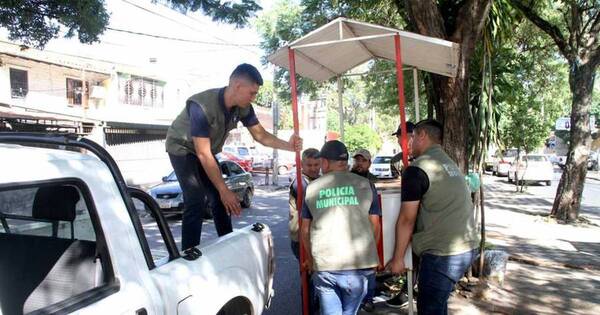 La Nación / Retiran mesas y otros que ocupaban paseo