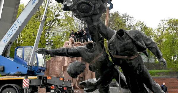 La Nación / Kiev echa monumento que exaltaba amistad con Rusia