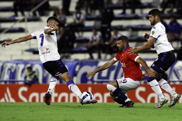 Versus / José Florentín se fue expulsado y Vélez Sarsfield cayó en casa ante Nacional - PARAGUAYPE.COM