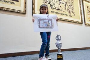 La ajedrecista Luján Villalba fue distinguida - Polideportivo - ABC Color