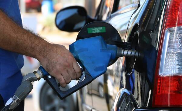Diario HOY | Estudiarán eliminar cupos de combustible a funcionarios