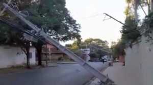Diario HOY | Camión derribó columnas y dejó sin luz al barrio Hipódromo