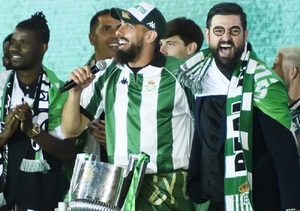 ¡El «borracho de la arbolada» llegó al fútbol! Jugador de Betis festeja parodiándolo (Video)