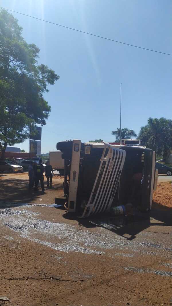 Choque entre camiones y posterior vuelco de uno de ellos en rotonda del km 3,5 - La Clave
