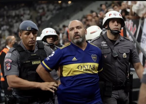 Detienen a hincha del Boca Juniors tras gestos racistas - El Independiente