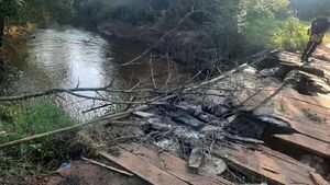 Denuncian quema intencional de puente en Itapúa