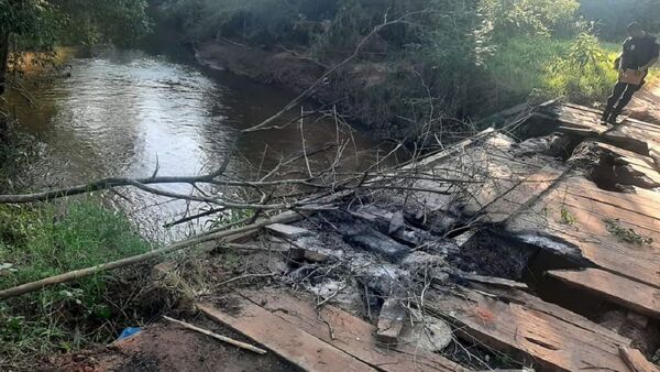 Denuncian quema intencional de puente en Itapúa