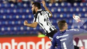 Crónica / [VIDEO] El penalazo que no le cobraron a Libertad ante Paranaense