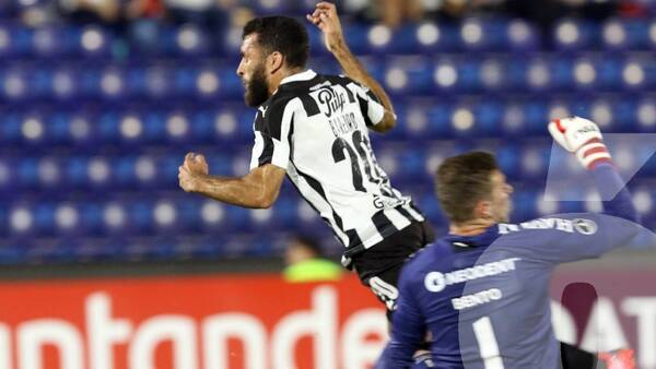 Crónica / [VIDEO] El penalazo que no le cobraron a Libertad ante Paranaense