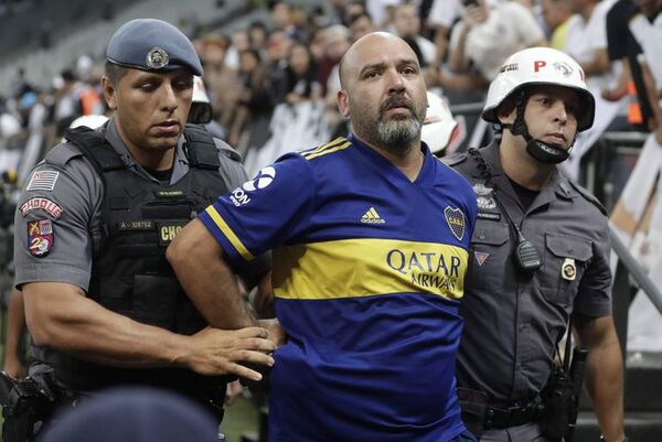 Un hincha de Boca realizó gestos racistas y terminó preso - Fútbol Internacional - ABC Color