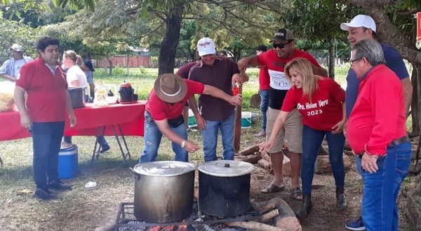 Helen Vera y equipo realizaron olla popular en Troche - Noticiero Paraguay
