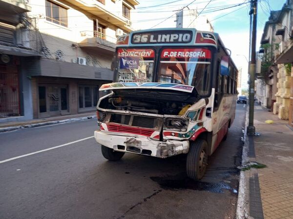 Accidente de tránsito en el microcentro de Asunción - Nacionales - ABC Color