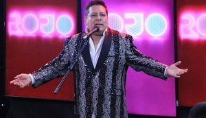 Participantes de "Rojo" con Carlos Becies, vocalista de "Los Ángeles de Charly" - Teleshow