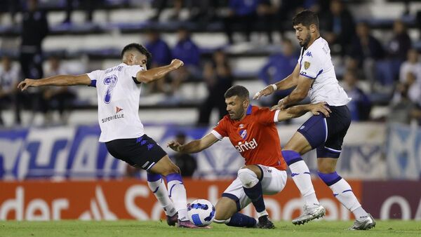 José Florentín, expulsado en la derrota de Vélez ante Nacional