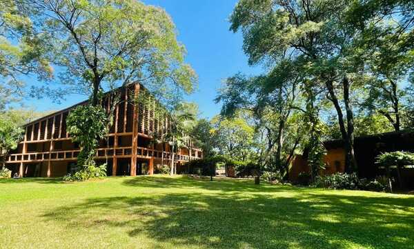 Diario HOY | Inauguran muestra de arte tridimensional en los jardines de la Embajada de España