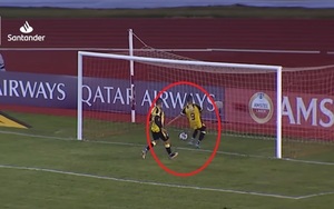 Mal compañero: Delantero evita gol de arco a arco de portero - La Prensa Futbolera