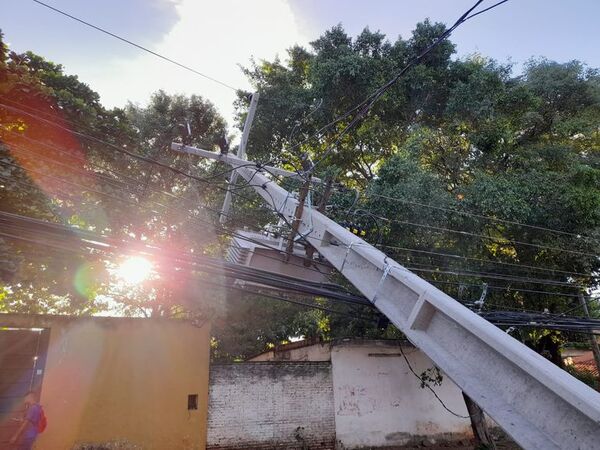 Choque en barrio Hipódromo deja columnas colgando y casas sin electricidad - Nacionales - ABC Color