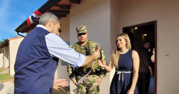 La Nación / Abdo Benítez inaugura viviendas en villa militar y habla sobre avance de obras en la Costanera Sur
