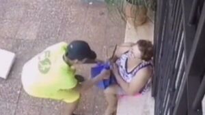 Delincuente asalta a una mujer con machetillo en mano en Asunción