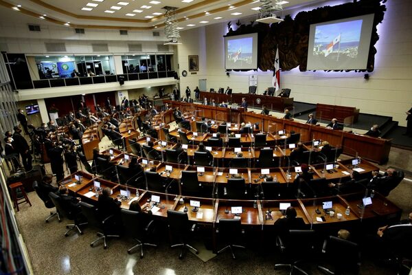Polémica en Panamá entre el Gobierno y el Parlamento por el impuesto al combustible - MarketData