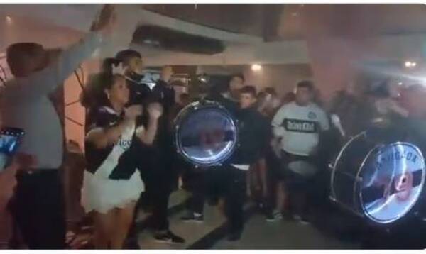Crónica / (VIDEO) ¡De fanática te hablo! Festejó sus 15 con la batucada del Olimpia